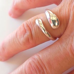 GORGEOUS RING SILVER 925 - ADJUSTABLE TO ALL SIZES (NEW)